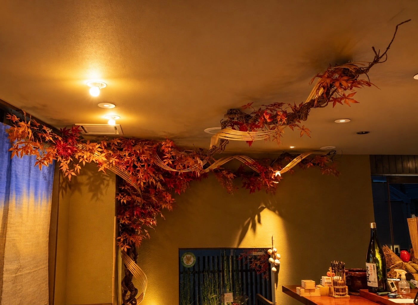 紅葉の天景・廻：天井を這う枝と紅葉、店内の全景